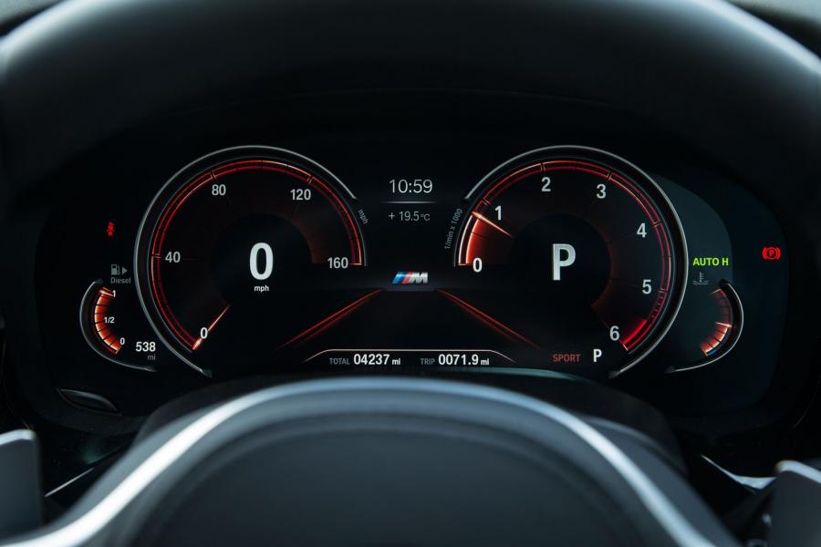 Панель приборов BMW 520d Sedan M Sport 2017 года  (UK) (фото 29 из 40)
